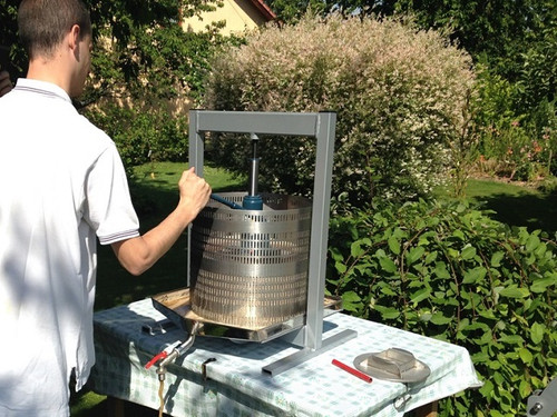 The Vares 50 litre hydraulic fruit press